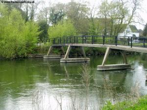The footbridge next to Sonning Bridge ahead
