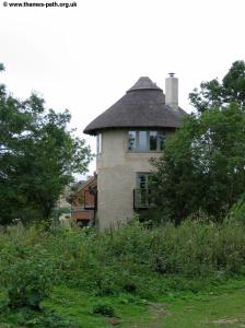 Modern houses near Somerford Keynes